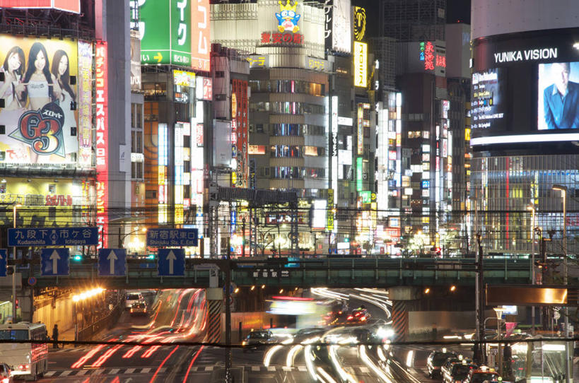 横图,室外,夜晚,长时间曝光,度假,美景,天际线,城市风光,城市,道路,建筑,街道,路,摩天大楼,指示牌,公路,汽车,东京,日本,日本文化,标志,文字,景观,红绿灯,桥,交通,首都,联系,方向,娱乐,标识,布告,箭头,车,交通工具,享受,休闲,景色,放松,运输,摄影,迅速,照亮,指向,载具,簇,马路,彩图