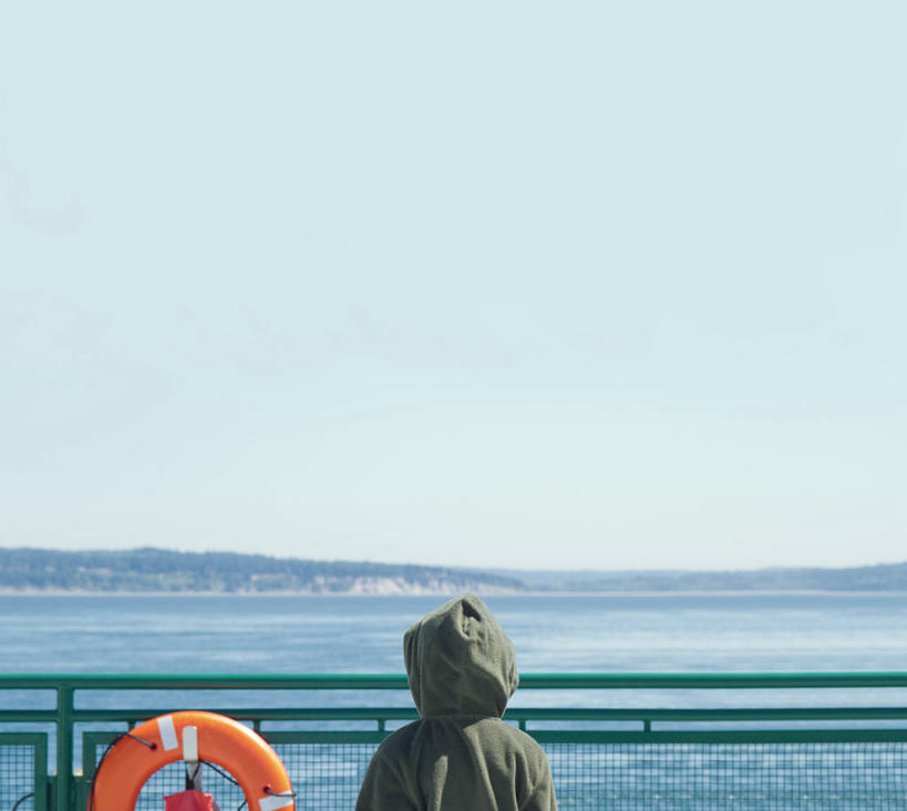 西方人,儿童,脸,头,脸颊,一个人,栏杆,横图,室外,白天,留白,度假,纯洁,海洋,客轮,欧洲,美国,欧洲人,仅一个男性,仅一个人,岛,休闲装,肩膀,小孩,背面,天空,安全带,仅一个小孩,可爱,童年,童趣,运输,摄影,保护,渡轮,童真,烂漫,无邪,华盛顿州,汤森德港,天真,男孩,男人,男性,白种人,孩子,头部,脸部,脸蛋,面部,彩图,旅行,风帽,男生,菲律宾人