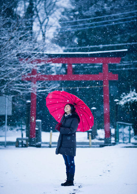 东方人,成年人,中年人,一个人,站,竖图,室外,白天,侧面,雪,日本,亚洲,仅一个女性,仅一个人,伞,下雪,天气,拿着,黄种人,红色,自然,仅一个中年女性,日本人,寒冷,摄影,保护,群马县,女人,女性,中年女性,亚洲人,彩图,冬衣