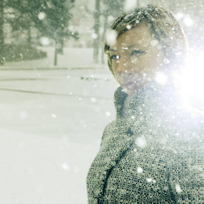 成年人,脸,头,脸颊,头发,一个人,站,方图,室外,白天,正面,雪,加拿大,仅一个年轻女性,仅一个女性,仅一个人,雪花,天气,肩膀,金色,寒冷,摄影,落下,逆光,伯灵顿,年轻女性,女人,女性,年轻人,头部,脸部,脸蛋,面部,彩图