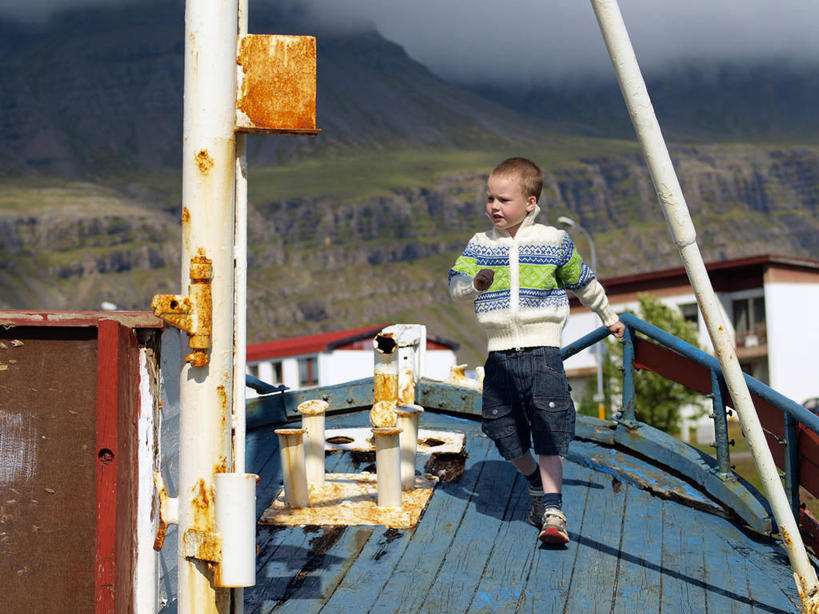 西方人,儿童,一个人,跑,横图,室外,白天,正面,纯洁,山,欧洲,欧洲人,仅一个男性,仅一个人,云,渔船,休闲装,小孩,自然,仅一个小孩,可爱,童年,童趣,摄影,享乐,童真,烂漫,无邪,船长,天真,男孩,男人,男性,白种人,孩子,彩图,男生