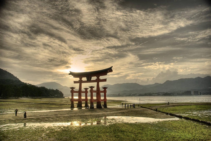 横图,室外,日落,山,山脉,太阳,建筑,广岛县,日本,日本文化,鸟居,云,草,天空,摄影,宗教,佛教,神殿,严岛神社,彩图,宫屿