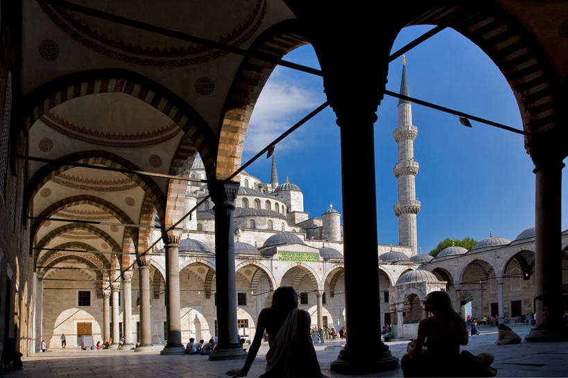 横图,室外,白天,建筑,欧洲,行人,游客,游人,柱子,拱门,走廊,塔,许多人,历史,路人,旅客,天空,一群人,摄影,宗教,伊斯兰教,宗教建筑,清真寺,剪影,素檀阿梅特区,伊斯坦布尔,蓝色清真寺,过客,彩图