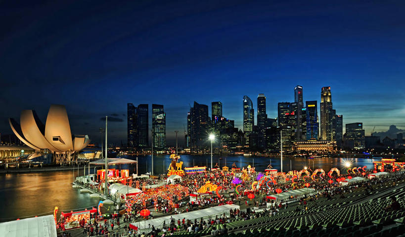 横图,俯视,室外,夜晚,天际线,城市,新加坡,春节,狂欢节,庆祝,装饰,反射,灯笼,云,许多人,车,天空,交通工具,一群人,运输,摄影,彩车,华丽,修饰,照亮,点缀,享乐,中国文化,载具,群众,衬托,美观,雅致,雅观,彩图,高角度拍摄,滨海湾金沙酒店