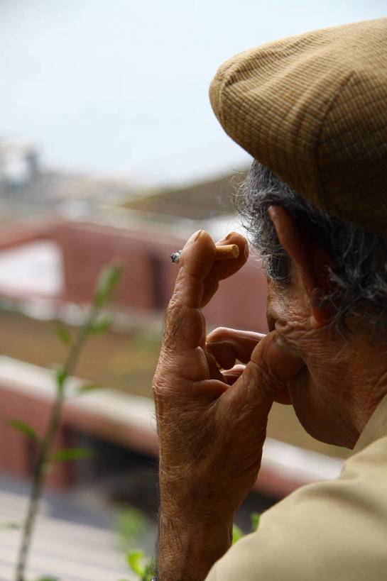 成年人,老年人,脸,头,脸颊,一个人,竖图,室外,特写,白天,香烟,葡萄牙,仅一个男性,仅一个人,拿着,肩膀,仅一个老年男性,思考,摄影,上瘾,丰沙尔,马德拉群岛,大西洋群岛,老年男性,男人,男性,头部,脸部,脸蛋,面部,彩图,软帽