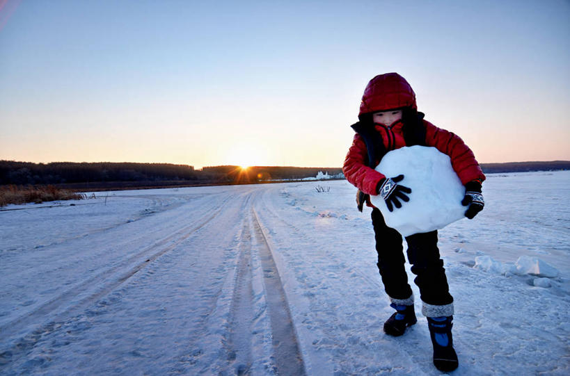 儿童,一个人,横图,室外,正面,纯洁,湖,雪,仅一个男性,仅一个人,冰,冬天,霜,拿着,小孩,天空,自然,黄昏,手套,仅一个小孩,寒冷,可爱,乐趣,童年,童趣,摄影,享乐,童真,烂漫,无邪,天真,男孩,男人,男性,中国人,孩子,彩图,男生,冬衣,吉林市