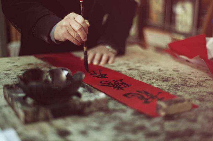 成年人,一个人,站,横图,室内,仅一个男性,写,庆祝,文字,纸,拿着,红色,画笔,汉字,摄影,部分,中国文化,美术工艺,彩图,传统节日