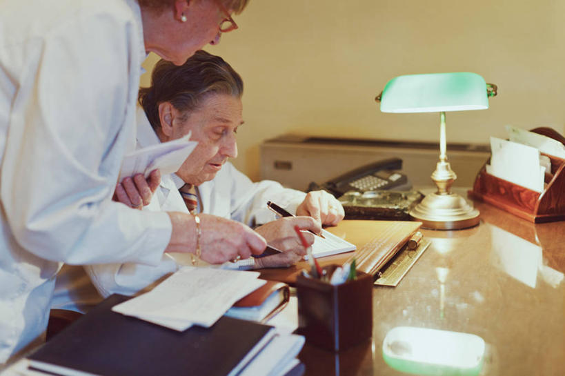 成年人,老年人,脸,头,脸颊,两个人,医生,护士,坐,横图,室内,白天,通讯,西班牙,巴塞罗那,弯腰,套装,工作,反射,眼镜,领带,拿着,肩膀,水笔,灯,摄影,日记,照亮,组织,老年男性,老年女性,男人,男性,女人,女性,头部,脸部,脸蛋,面部,彩图