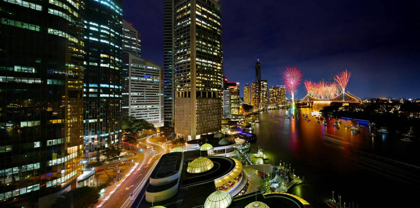 无人,横图,全景,俯视,室外,夜晚,河流,天际线,城市,建筑,路,摩天大楼,船,澳大利亚,庆祝,反射,现代,运输,摄影,照亮,昆士兰州,布里斯班,彩图,高角度拍摄