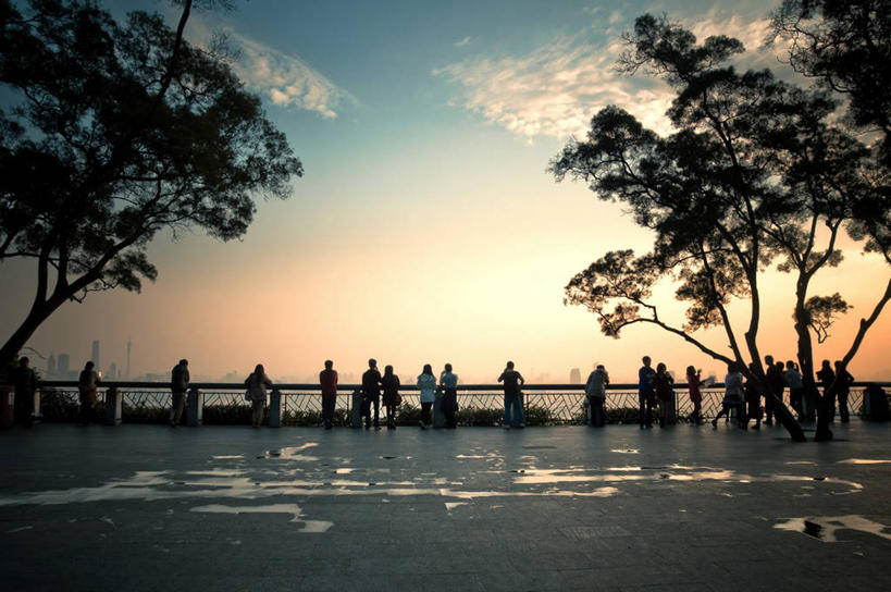 栏杆,站,横图,室外,旅游,度假,美景,日落,行人,游客,游人,景观,云,许多人,路人,旅客,树,背面,天空,自然,一群人,景色,摄影,享乐,自然风光,过客,彩图