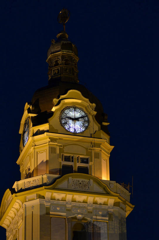 无人,竖图,室外,夜晚,仰视,城市,建筑,时间,钟塔,地标建筑,摄影,胸肌,市区,欧洲文化,匈牙利共和国,彩图,低角度拍摄