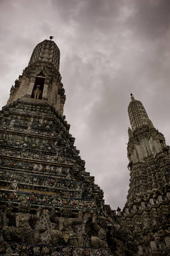 无人,寺庙,竖图,室外,白天,仰视,建筑,曼谷,泰国,云,尖顶,首都,宝塔,天空,摄影,宗教,佛教,泰国文化,郑王庙,彩图,低角度拍摄