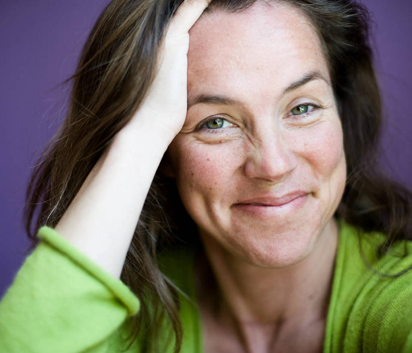 成年人,中年人,脸,头,脸颊,一个人,摸,微笑,横图,特写,正面,满意,幸福,信心,美国,仅一个女性,仅一个人,抚摸,紫色背景,休闲装,肩膀,仅一个中年女性,摄影,雀斑,肖像,女人,女性,中年女性,头部,脸部,脸蛋,面部,触摸,接触,彩图,影棚拍摄