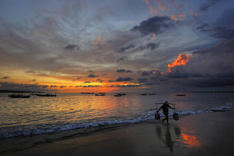 一个人,横图,室外,海洋,日落,日光,印度尼西亚,反射,乌云,云,挥手,天空,自然,波浪,摄影,宁静,运送,剪影,海滩,步行,彩图,独处