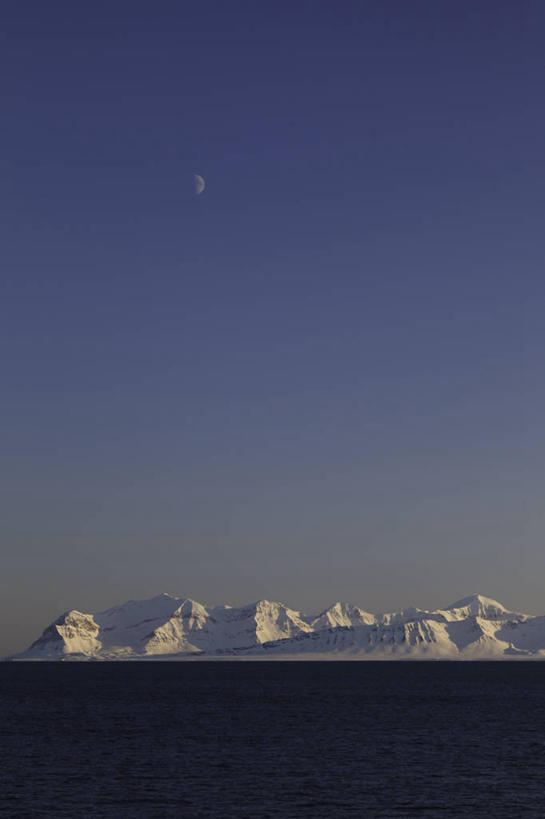 无人,竖图,室外,海洋,美景,山,雪,雪山,挪威,冰,景观,冬天,半月,天空,自然,黄昏,景色,寒冷,摄影,宁静,自然风光,斯瓦尔巴德群岛,彩图,朗伊尔城