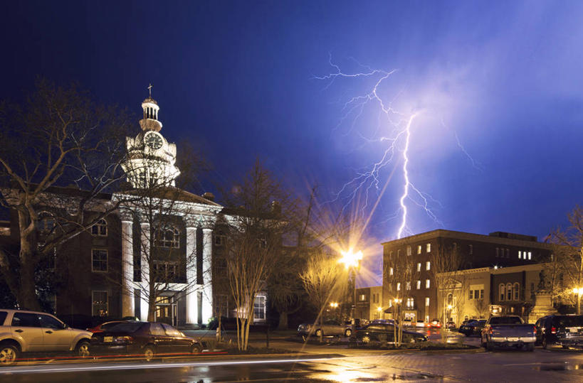无人,横图,室外,夜晚,闪电,建筑,汽车,美国,城镇,天气,历史,钟塔,车,天空,自然,地标建筑,交通工具,摄影,照亮,北美,北美洲,载具,美洲,打雷,雷,北亚美利加洲,亚美利加洲,田纳西,打闪,彩图,旅行,美利坚合众国,线状闪电