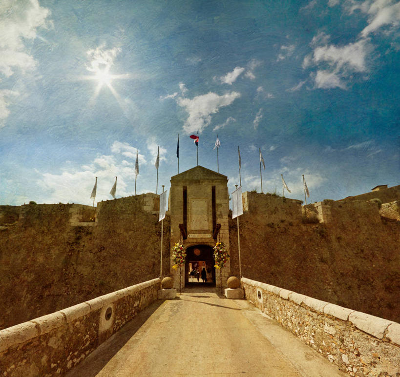 无人,横图,室外,白天,镜头眩光,太阳,建筑,旗帜,法国,一排,整齐,云,围墙,历史,废墟,排列,天空,摄影,普罗旺斯,要塞,队列,法国文化,维勒弗朗什,彩图