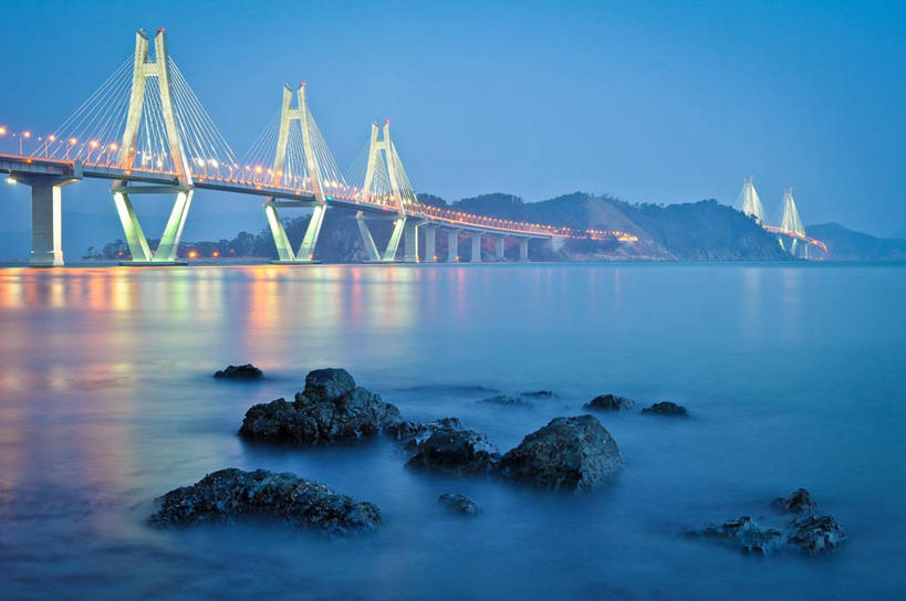 无人,横图,室外,夜晚,长时间曝光,山,城市,建筑,釜山,韩国,反射,联系,蓝色,地标建筑,摄影,吊桥,照亮,万里无云,庆尚南道,死水,岩石,彩图