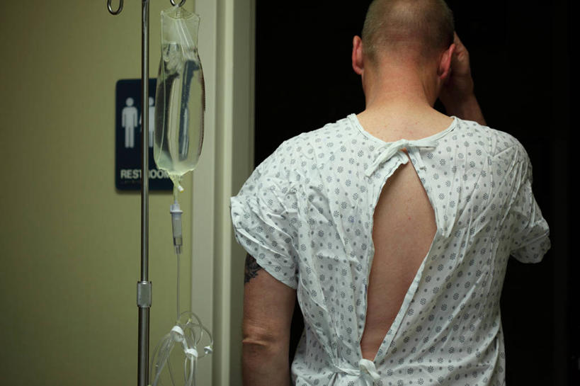 西方人,成年人,中年人,老年人,脸,头,脸颊,一个人,病人,医院,横图,室内,白天,欧洲,美国,欧洲人,仅一个男性,仅一个人,仅一个中年男性,肩膀,背面,摄影,手术,手术服,犹他,男人,男性,中年男性,白种人,头部,脸部,脸蛋,面部,彩图