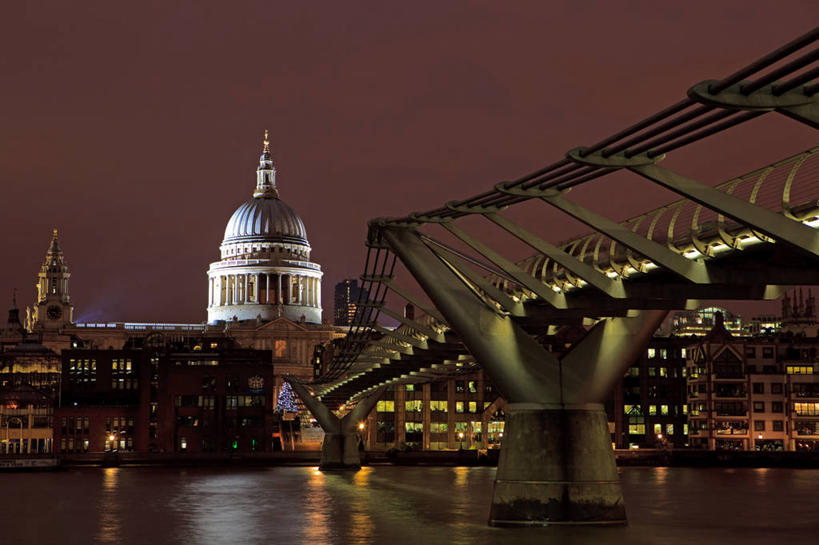 无人,横图,室外,夜晚,仰视,河流,城市,建筑,英国,桥,首都,联系,圣保罗大教堂,泰晤士河,天空,运输,摄影,宗教,照亮,圆顶建筑,英国文化,伦敦千禧桥,彩图,低角度拍摄,大教堂