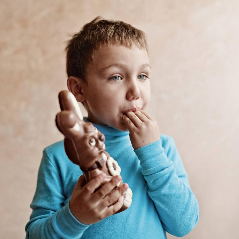 西方人,儿童,脸,头,脸颊,一个人,站,吃,方图,室内,正面,纯洁,西班牙,欧洲,巴塞罗那,复活节,欧洲人,仅一个男性,仅一个人,拿着,休闲装,饮食,肩膀,小孩,巧克力,看,仅一个小孩,可爱,童年,童趣,摄影,童真,烂漫,无邪,复活节兔子,天真,男孩,男人,男性,白种人,孩子,头部,脸部,脸蛋,面部,彩图,男生