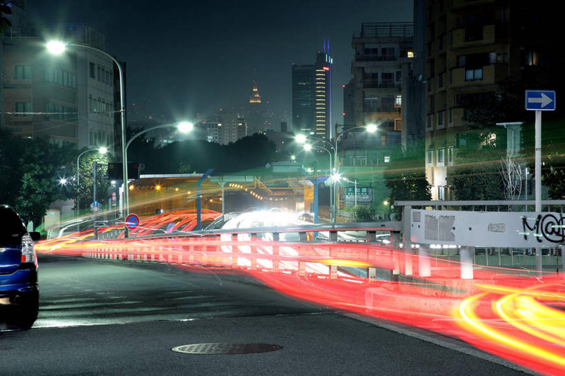 无人,横图,室外,夜晚,长时间曝光,道路,建筑,街道,路,路灯,指示牌,公路,汽车,东京,日本,标志,文字,交通,首都,方向,标识,箭头,运输,摄影,指导,车灯,迅速,照亮,指向,簇,六本木,马路,彩图