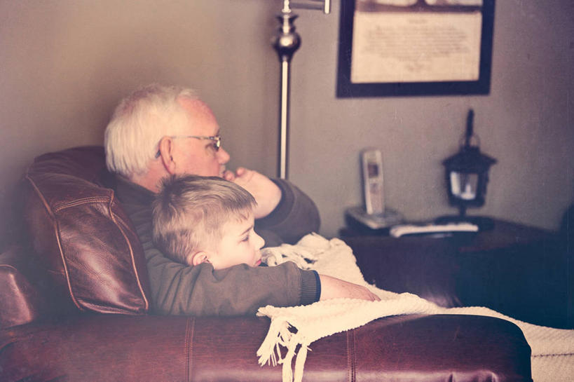 西方人,儿童,成年人,老年人,脸,头,脸颊,头发,两个人,祖父,坐,横图,室内,特写,白天,侧面,纯洁,欧洲,美国,欧洲人,连接,皮革,肩膀,小孩,白色,可爱,童年,童趣,搭,摄影,专心,起居室,扶手椅,搭着,童真,烂漫,无邪,天真,老年男性,男孩,男人,男性,白种人,孩子,头部,脸部,脸蛋,面部,孙子,休闲活动,彩图,代沟