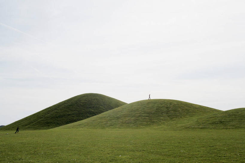 两个人,横图,室外,白天,美景,山,瑞典,朦胧,模糊,地平线,地形,景观,田地,辽阔,地面,草,绿色,天空,自然,广阔,景色,摄影,宁静,一望无际,自然风光,延伸,天地相交,马尔默,无边无际,一马平川