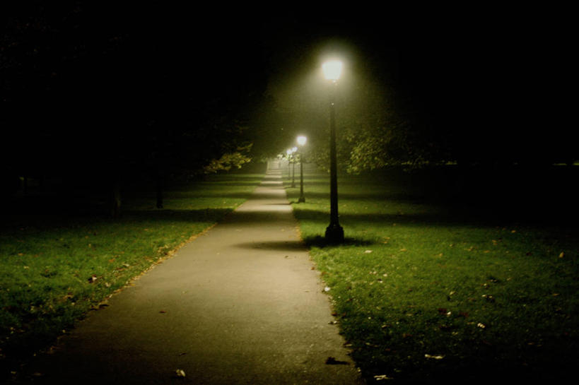 无人,公园,横图,室外,夜晚,消失点,神秘,路灯,英国,一排,整齐,小路,首都,英格兰,草,排列,自然,摄影,照亮,队列