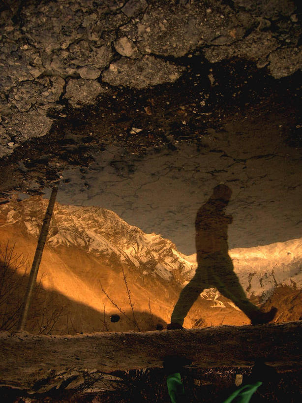 一个人,竖图,室外,白天,神秘,山,水,巴基斯坦,朦胧,模糊,反射,泥土,摄影,泥,剪影,逆光,沥青,水坑,印度次大陆,死水,步行,罕萨