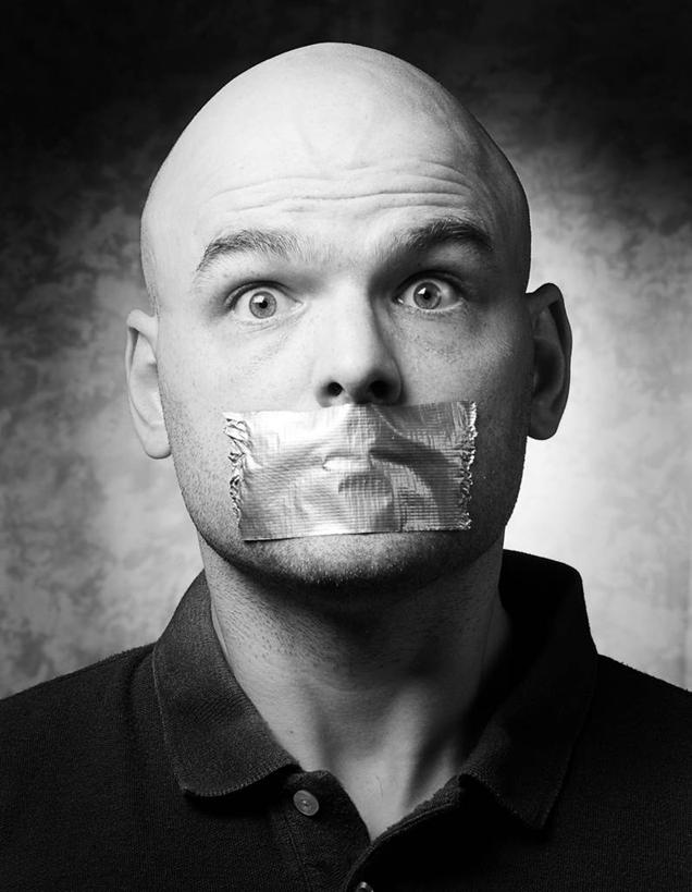 西方人,成年人,中年人,脸,头,嘴,脸颊,秃头,一个人,竖图,室内,特写,正面,通讯,欧洲,美国,欧洲人,仅一个男性,仅一个人,仅一个中年男性,覆盖,停靠,警告,肩膀,看,警示,凝视,人体,摄影,胶带,禁止,提醒,提示,停泊,限制,肖像,问题,逆光,挫败,伯明翰,阿拉巴马州,危险,男人,男性,中年男性,白种人,头部,发型,光头,无发,口,口腔,脸部,脸蛋,面部,嘴巴,嘴唇,电工胶布,社会问题,禁令