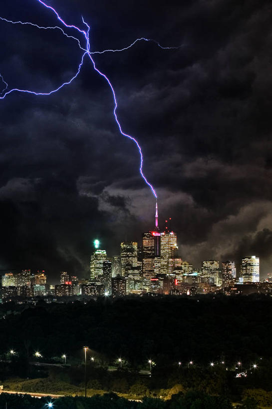 无人,竖图,室外,夜晚,度假,神秘,美景,闪电,天际线,暴风雨,城市风光,城市,建筑,加拿大,景观,光亮,天气,娱乐,自然,享受,休闲,景色,放松,摄影,环境,照亮,市区,多伦多,多伦多电视塔,安大略省,雷雨