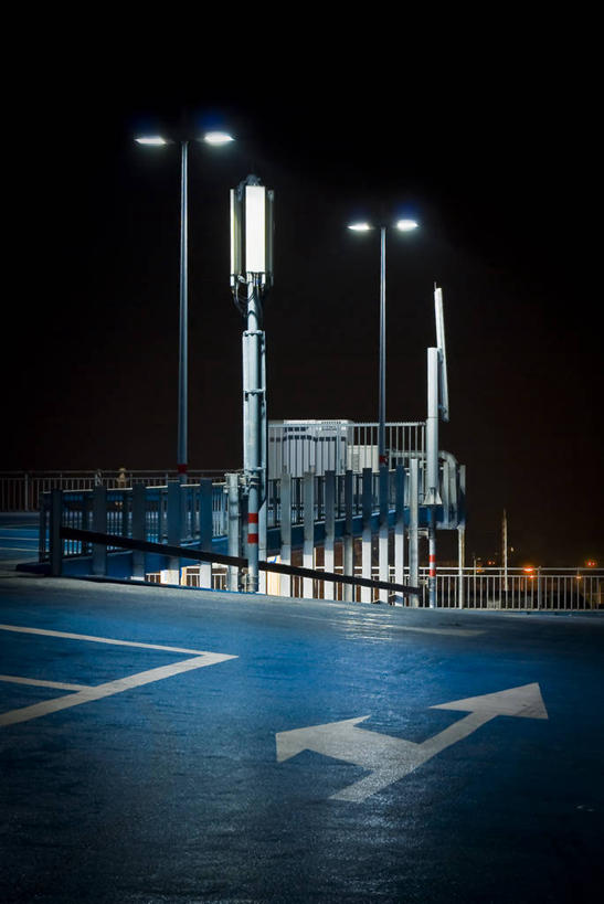 无人,停车场,栏杆,竖图,室外,夜晚,通讯,路灯,指示牌,荷兰,标志,文字,屋顶,方向,标识,箭头,摄影,指向,照明设备,簇,阿克马,泊车场