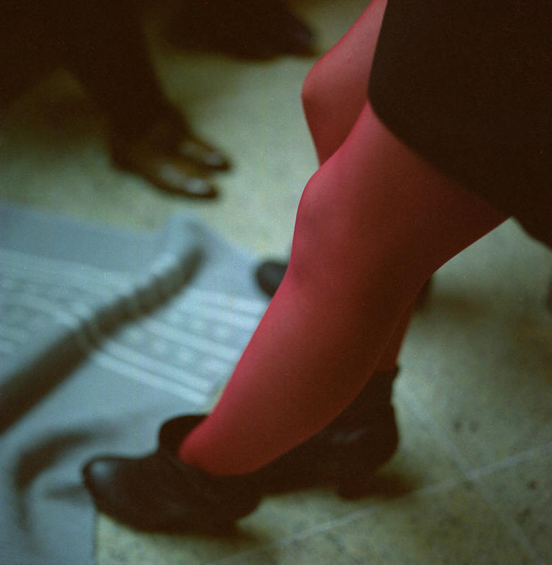 成年人,腿,一个人,站,竖图,俯视,室内,葡萄牙,仅一个女性,波尔图,人体,摄影,生活方式,高雅,伊比利亚半岛,四肢,高角度拍摄