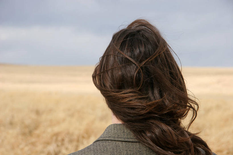 成年人,脸,头,脸颊,一个人,横图,室外,白天,农业,加拿大,仅一个女性,田地,休闲装,肩膀,背面,衣服,自然,思考,摄影,宁静,环境,卡尔加里,亚伯达,头部,发型,脸部,脸蛋,面部,乱发