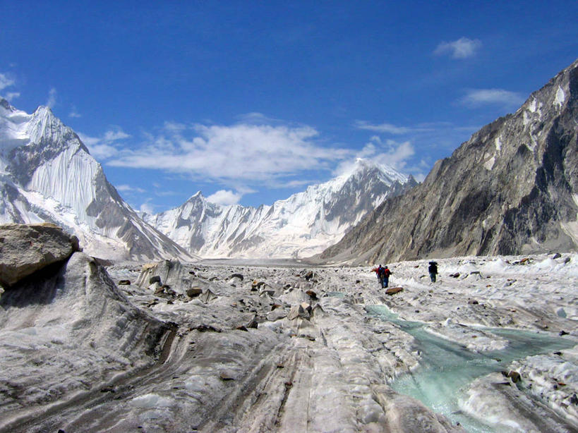 横图,室外,白天,美景,山,雪,雪山,巴基斯坦,冰,景观,流水,山顶,云,冬天,衣服,风景,天空,小溪,自然,景色,摄影,宁静,环境,自然风光,冰河,伯尔蒂斯坦,印度次大陆,休闲活动,步行,旅行