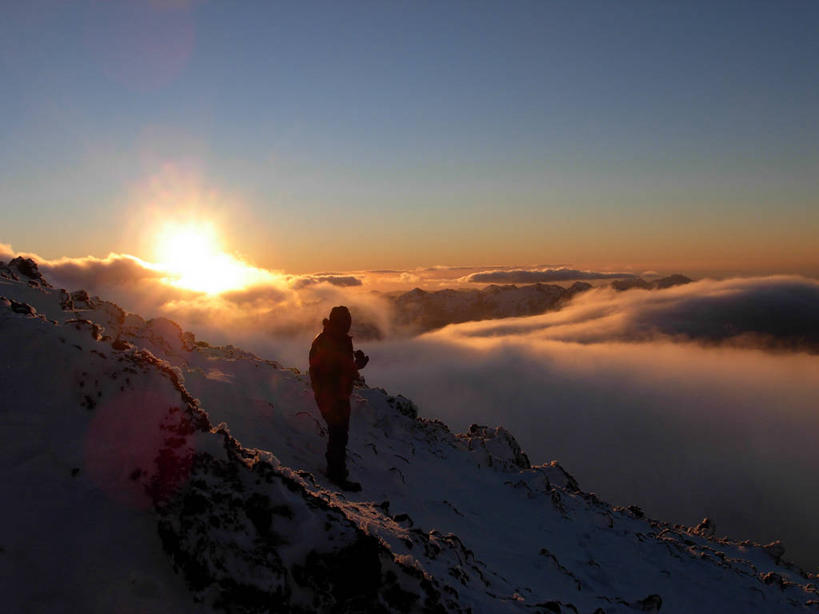 成年人,一个人,站,横图,室外,侧面,美景,山,雪,日光,智利,仅一个男性,景观,云,衣服,天空,自然,思考,景色,南美,摄影,环境,南美洲,拉丁美洲,自然风光,美洲,剪影,逆光,亚美利加洲,南亚美利加洲,智利共和国,冒险,独处,比奥比奥河