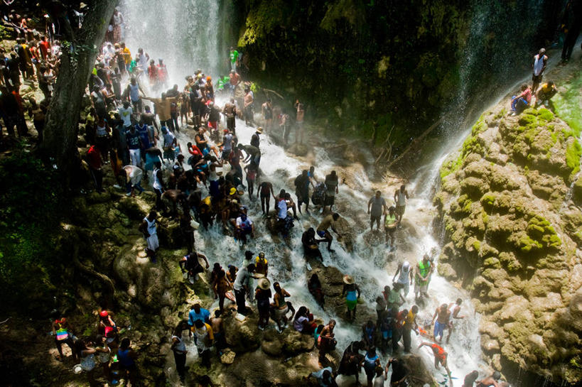 人群,横图,室外,白天,瀑布,海地,节日,朦胧,模糊,许多人,文化,祈祷,一群人,健康,许愿,摄影,宗教,流动,信仰,纪念,祈求,享乐,基督教,天主教,群众,朝圣节,伊斯帕尼奥拉岛,巫毒教,平安,岩石,旅行,传统文化