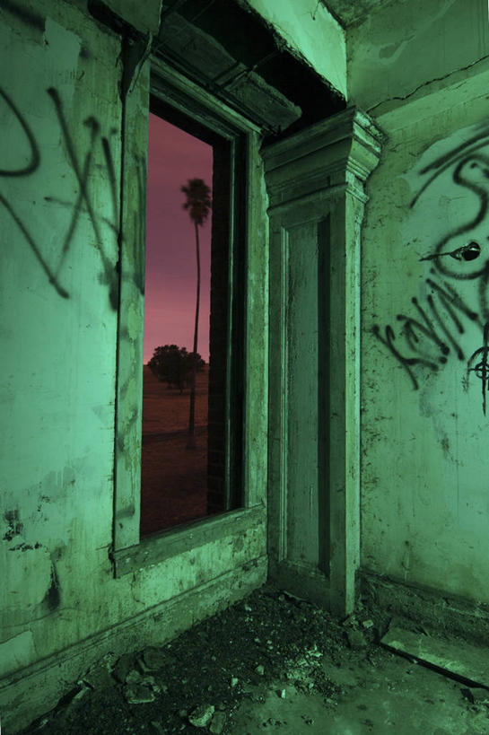 无人,竖图,室外,特写,白天,神秘,窗户,楼梯,建筑,酒店,美国,废弃,光亮,树,绿色,摄影,报废,怪异,照亮,废物,丢弃,放弃,抛弃,摈弃,拜伦,屏弃,摈斥,摒除