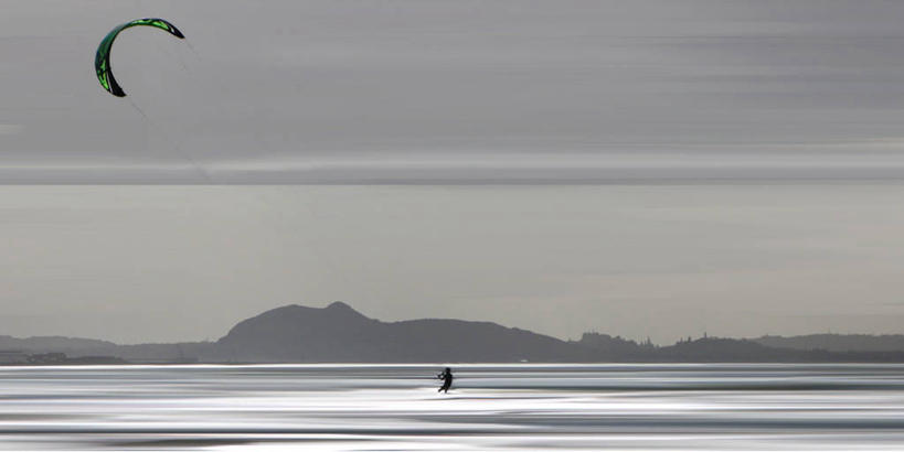 一个人,横图,全景,室外,白天,度假,运动,海洋,山,水,英国,朦胧,模糊,首都,苏格兰,天空,波浪,乐趣,摄影,享乐,北欧,挑战,爱丁堡,技能,中洛锡安,冒险,海滩,休闲活动,旅行,帆板运动