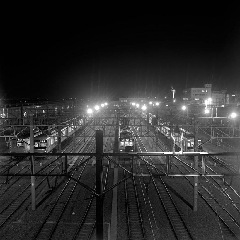 无人,方图,俯视,黑白,室外,夜晚,城市,路,铁路,火车,车站,东京,日本,轨道,站台,公共交通,交通,铁轨,关东地区,首都,月台,运输,摄影,照亮,东亚,高角度拍摄