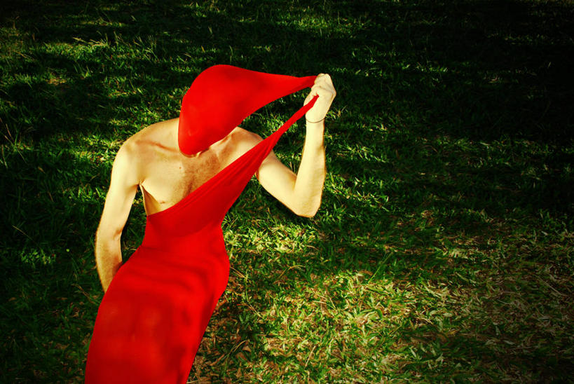 成年人,一个人,坐,横图,室外,白天,正面,草坪,巴西,仅一个年轻女性,仅一个女性,仅一个人,庭院,拿着,红色,脱,南美,遮,遮掩,摄影,掩盖,遮挡,身份,遮盖,掩饰,圣卡塔琳娜,年轻女性,女人,女性,年轻人,彩图,扯开