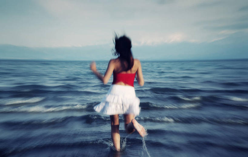 成年人,头发,一个人,跑,举,横图,运动模糊,裙子,海洋,哈萨克斯坦,仅一个女性,水平线,背面,黑色,天空,波浪,托,赤脚,摄影,中亚,阿拉木图,长发,上装,举起,举手,举着,向上举,向上伸,向上托,乱发