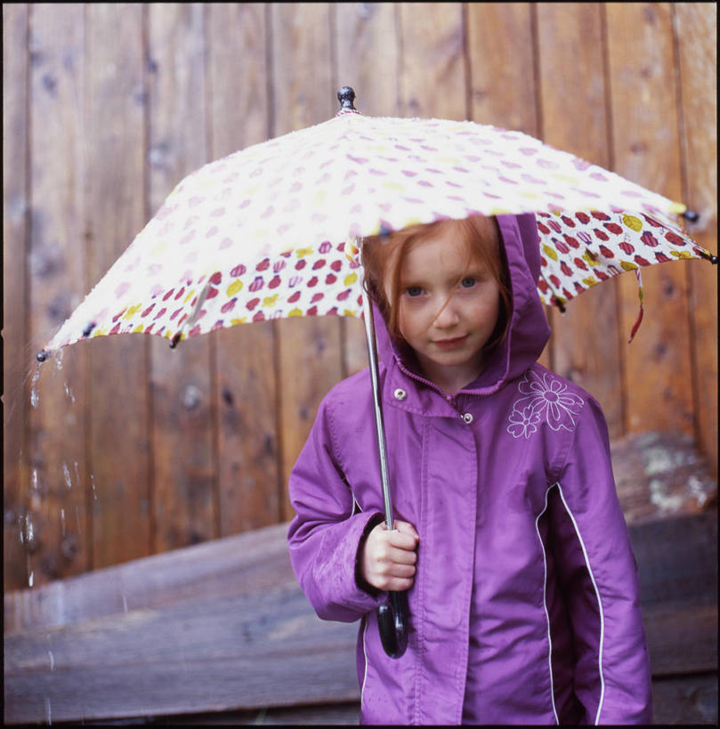 儿童,一个人,站,竖图,室外,白天,纯洁,雨,美国,仅一个女性,仅一个人,伞,拿着,小孩,紫色,仅一个小孩,可爱,童年,童趣,摄影,肖像,雨衣,童真,烂漫,无邪,防水服,天真,女孩,女人,女性,孩子,秋天,半身,彩图,女生