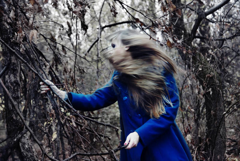 成年人,头发,一个人,站,横图,室外,白天,运动模糊,森林,哈萨克斯坦,仅一个年轻女性,仅一个女性,仅一个人,枝,拿着,外套,蓝色,金色,遮,遮掩,摄影,掩盖,中亚,遮挡,遮盖,掩饰,阿拉木图,年轻女性,女人,女性,年轻人,长发,半身,彩图,乱发