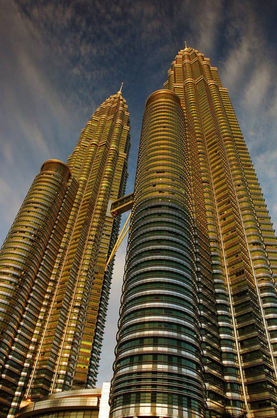 无人,竖图,室外,仰视,日落,城市,建筑,摩天大楼,马来西亚,亚洲,首都,黄昏,地标建筑,办公大楼,摄影,东南亚,双子塔,吉隆坡,双子星塔,吉隆坡石油双塔,吉隆坡双子星塔,佩重纳斯大厦,印度支那,马来西亚联邦,彩图,低角度拍摄,旅行,双峰塔,马来文化