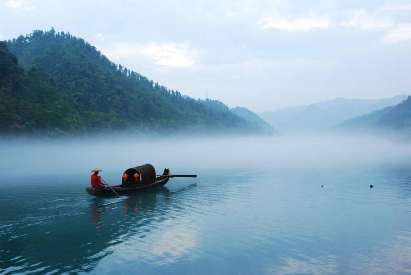 一个人,横图,室外,白天,湖,山,雾,船,帽子,地平线,辽阔,地面,广阔,运输,摄影,宁静,一望无际,早晨,延伸,湖南省,天地相交,无边无际,一马平川,彩图,传统文化