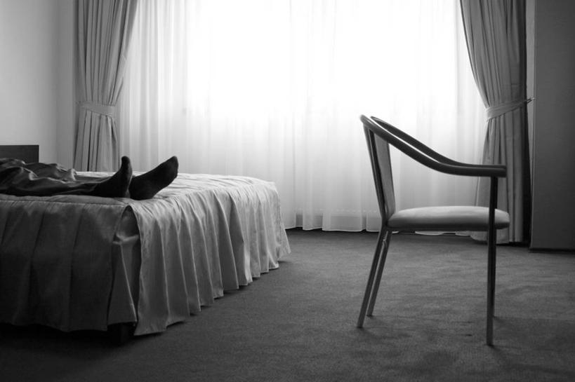 腿,一个人,横图,黑白,室内,白天,床,酒店,椅子,罗马尼亚,一排,朦胧,模糊,整齐,排列,休息,放松,人体,摄影,宁静,简单,队列,仰卧