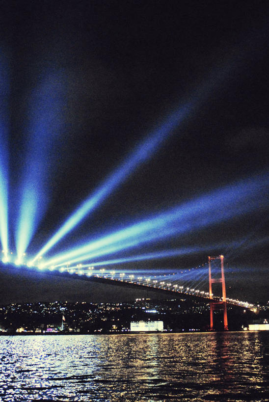 无人,竖图,室外,夜晚,夜生活,城市,建筑,欧洲,庆祝,反射,光束,桥,摄影,照亮,伊斯坦布尔,博斯普鲁斯大桥,博斯普鲁斯海峡,彩图,传统节日