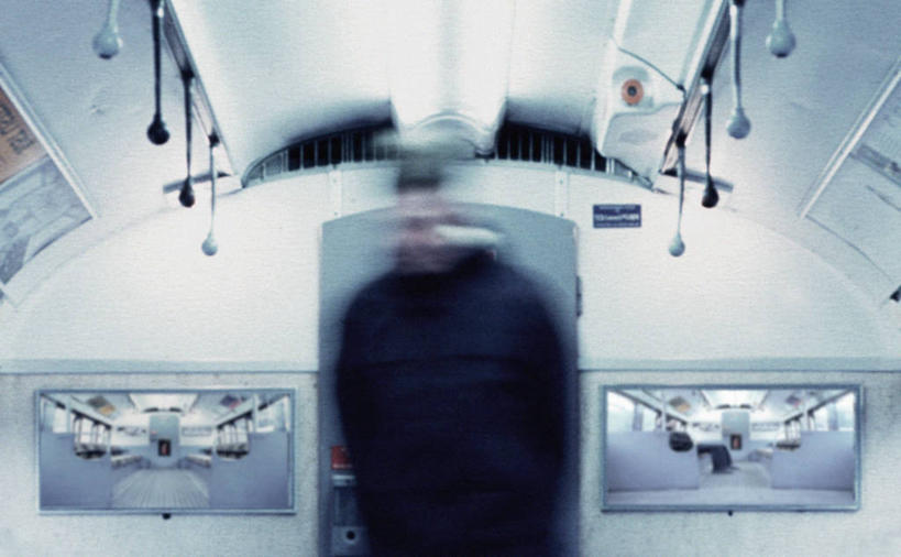 成年人,一个人,站,横图,正面,运动模糊,地铁,英国,仅一个男性,仅一个人,对称,公共交通,首都,现代,仅一个年轻男性,摄影,握柄,男人,男性,年轻男性,年轻人,半身